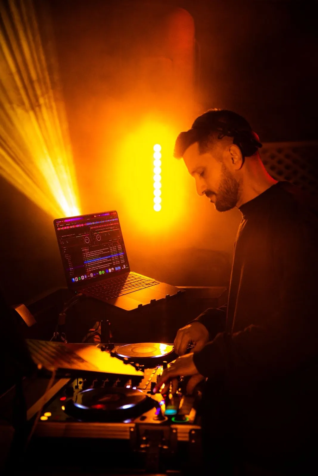 Elkana Paz behind the decks
