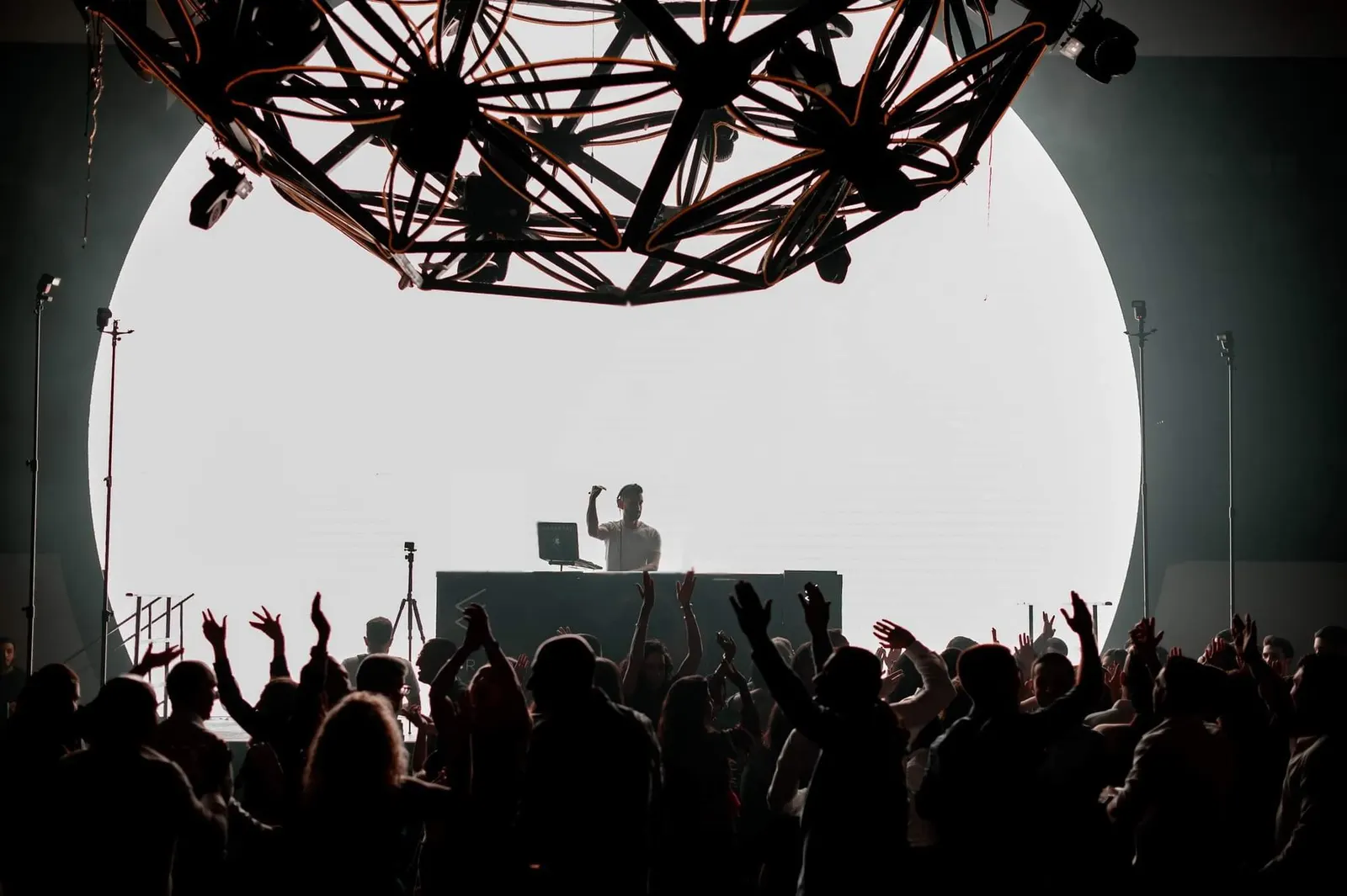 The crowd at an Elkana Paz set