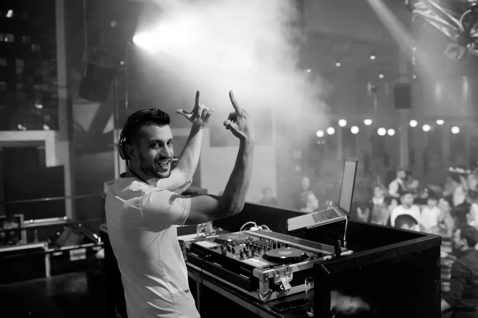 Elkana Paz behind the decks