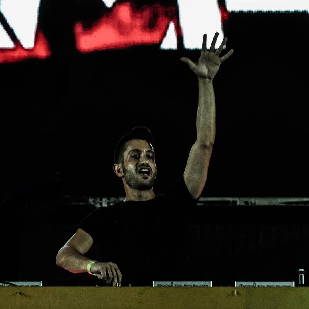 Elkana Paz playing on a festival stage