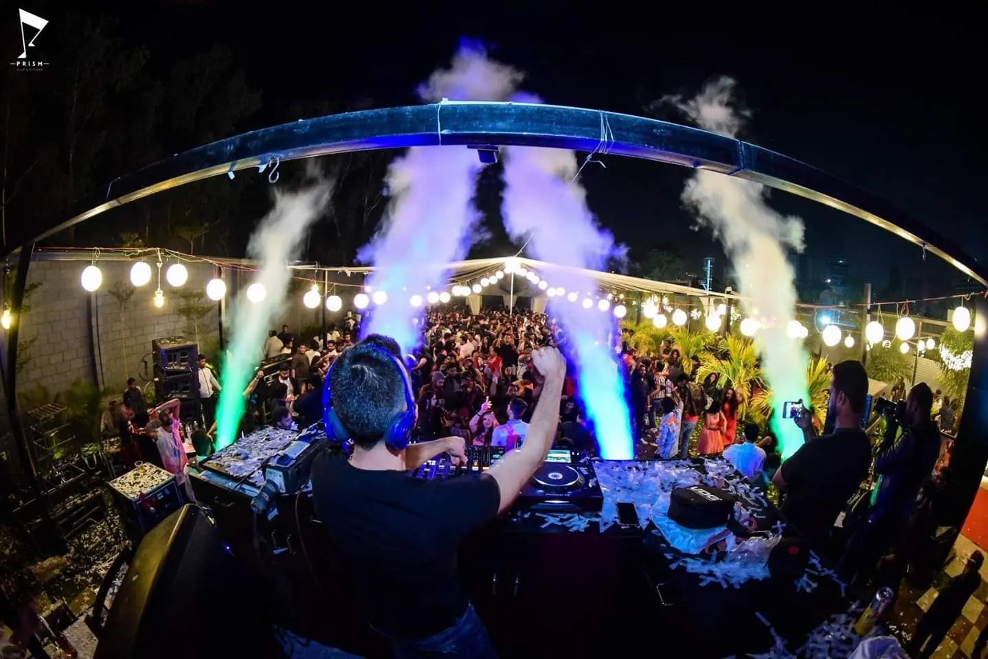 Elkana Paz playing a party with lights and effects